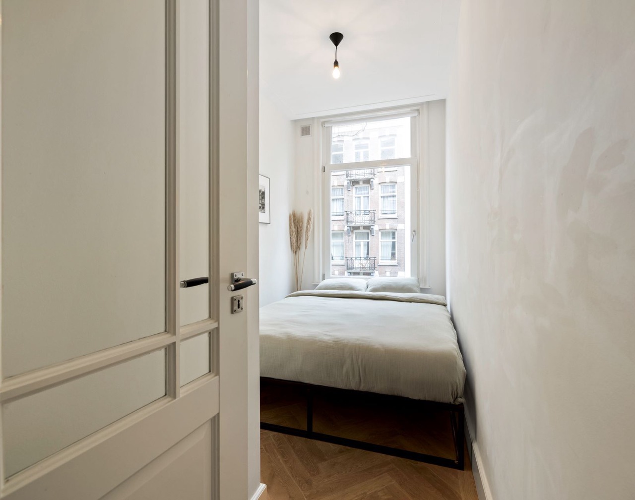 Elegant and stylish apartment just steps from Oosterpark, perfect for a relaxing Amsterdam stay. 1