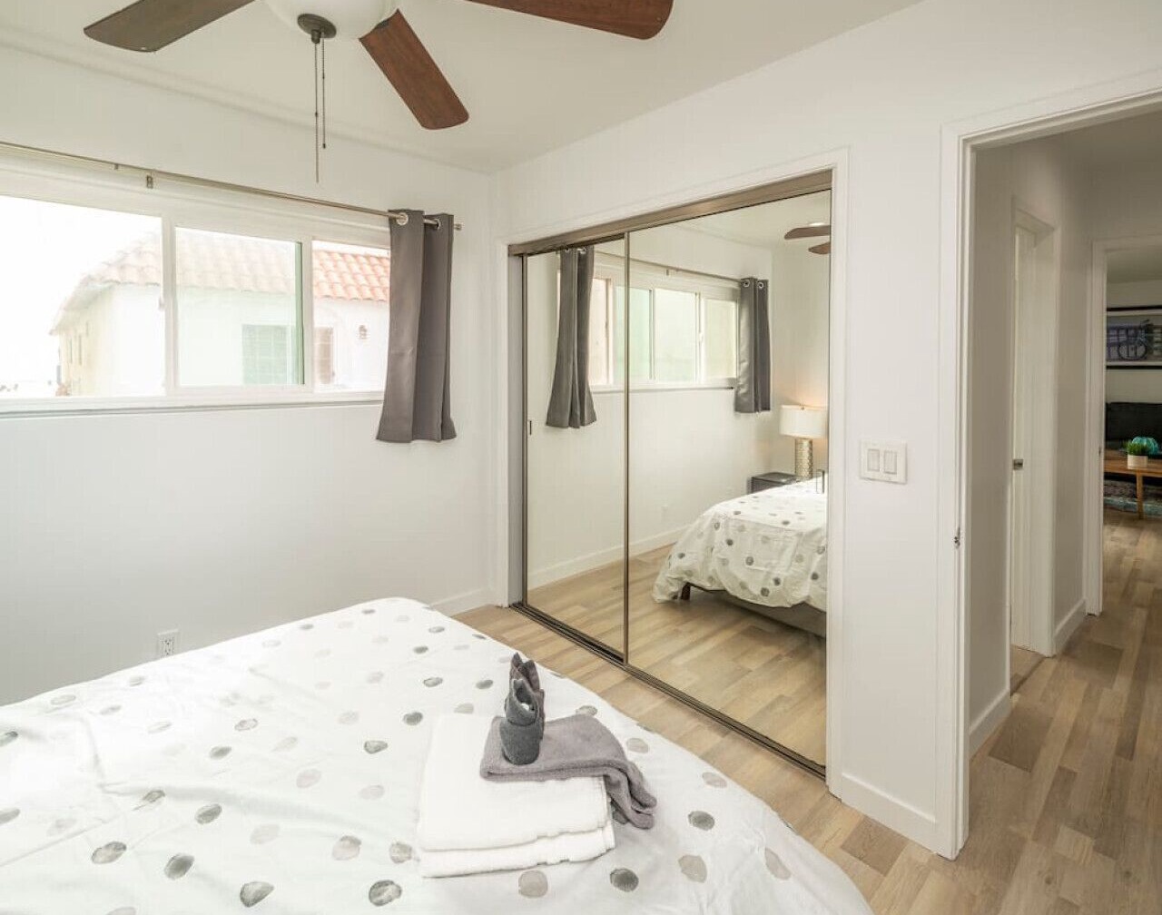 Sunny & Spacious 3 Bed - 20 second walk to beach! 1