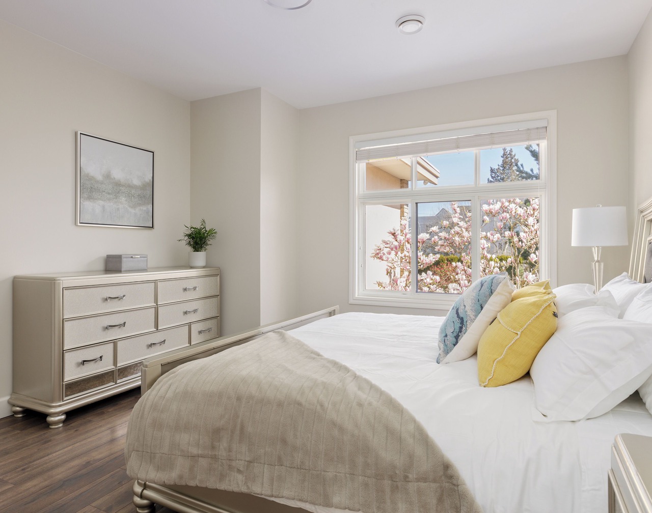 Cozy Silver Ensuite in a Luxury House -Next to Richmond Center 1