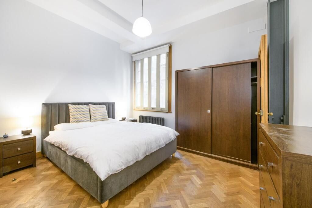 Spacious Fitzrovia Retreat with A/C 1