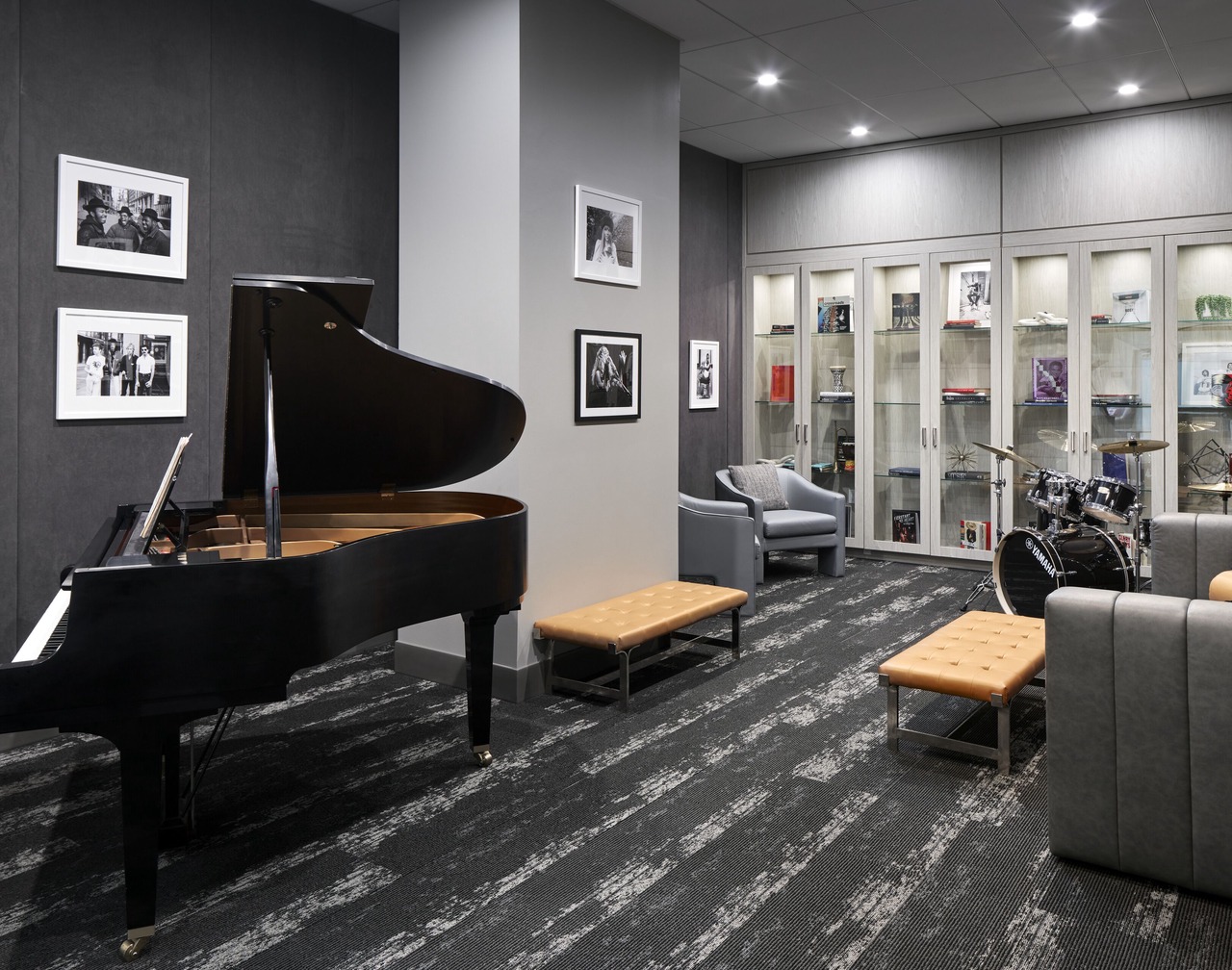 Luxury 1-BR Suite in Seattle: Pools, Fitness, Balcony & Full Amenities! 1