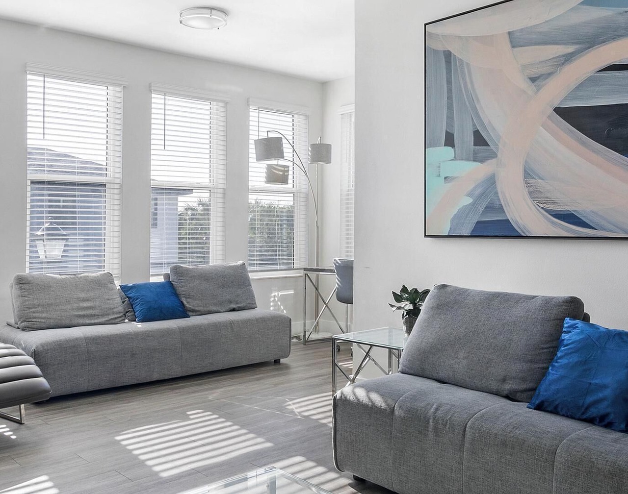 Landing | Modern 2BD, Pool, Gym 1