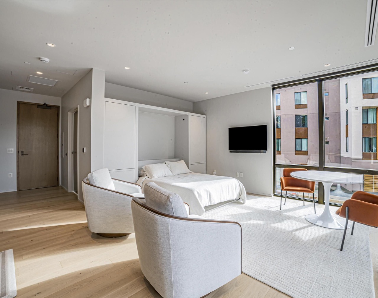 Luxury new studio in downtown Healdsburg with WiFi, AC, Poolhouse/Fitness Center 1