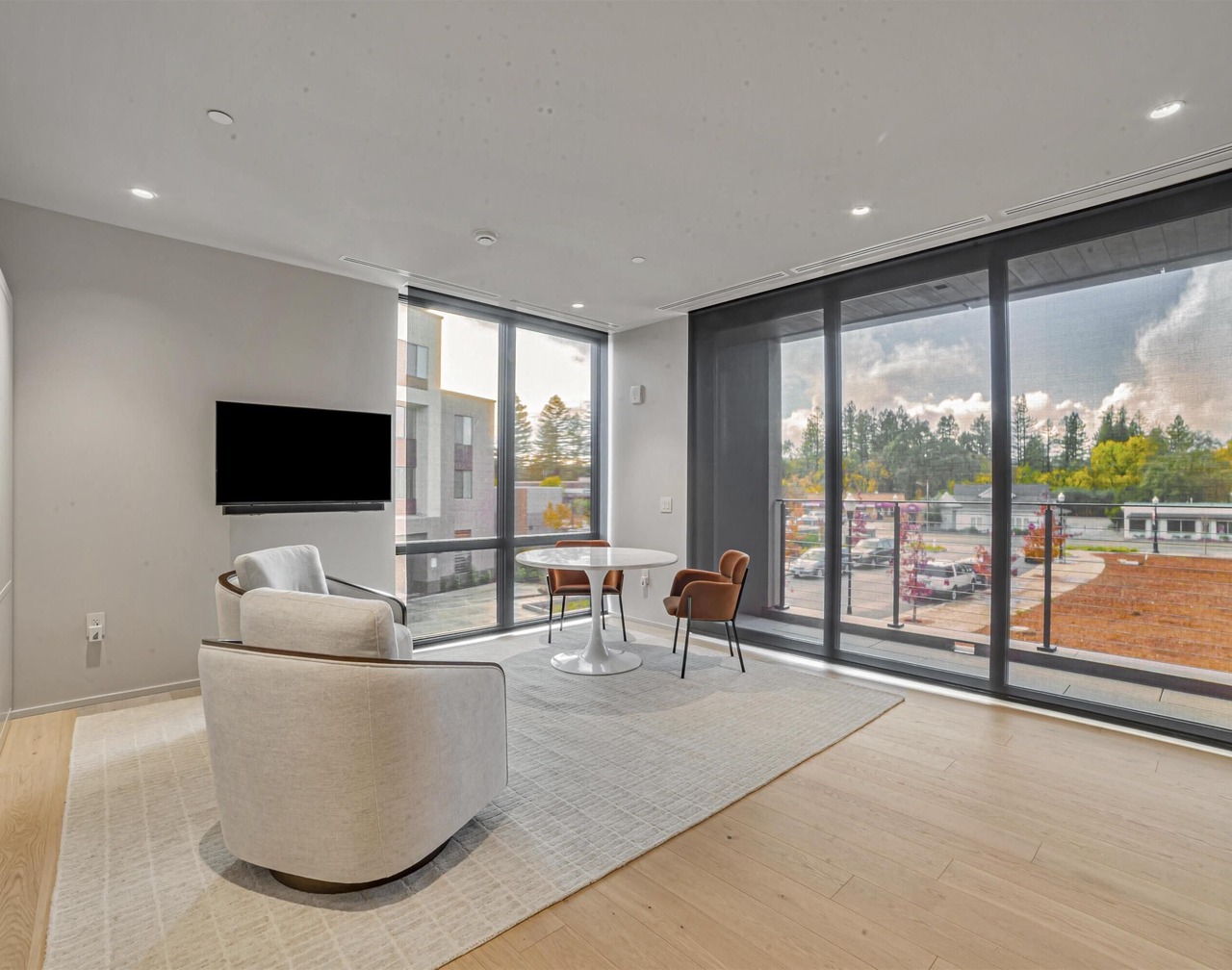 Luxury new studio in downtown Healdsburg with WiFi, AC, Poolhouse/Fitness Center 1