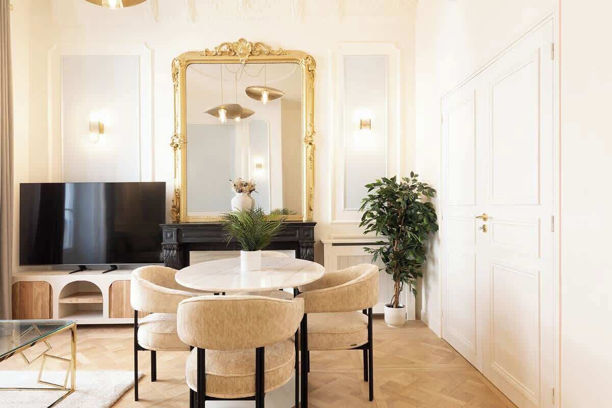 A Elegant 2-BR with Services in Opera 1