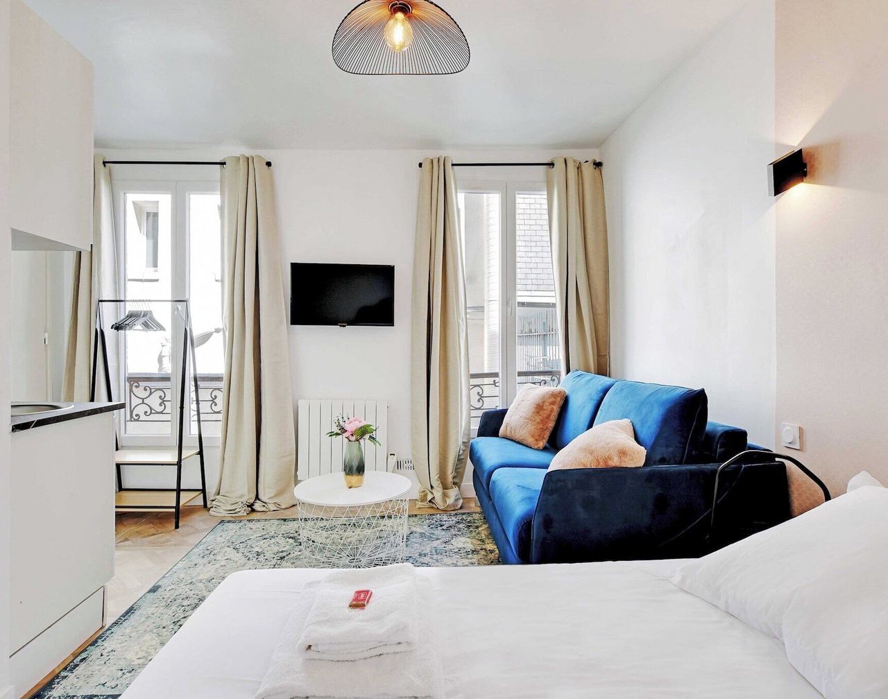 Super Studio - Place de la Bastille 1
