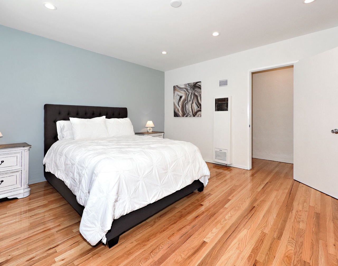 ING5- Charming 2-bedroom 2 bath apartment in nice Los Angeles with WiFi, AC 1
