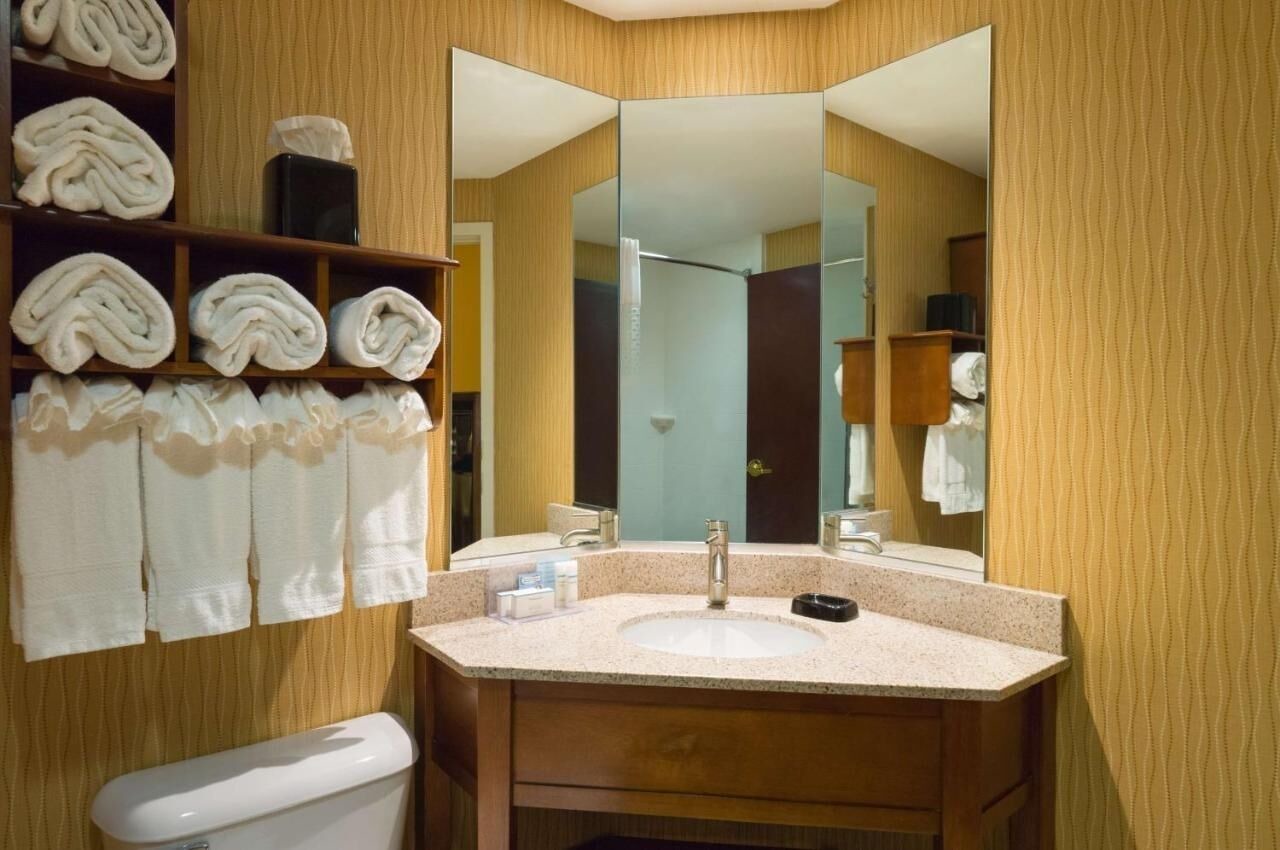 Comfortable Room Near I-76 with Free Breakfast – Perfect for Leisure and Work 1
