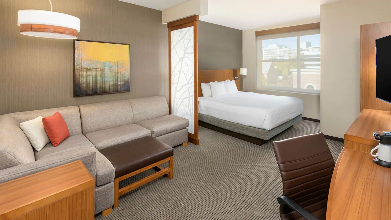 3 Comfortable Units, Comes with 24 Hour Gym! Minutes walk to Peace Center 1