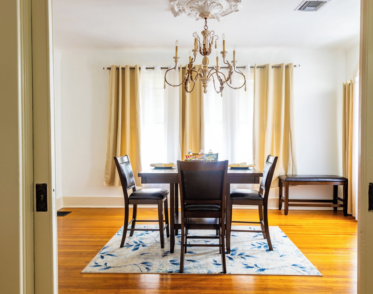 Beautiful & Spacious Apartment in Uptown with Wi-Fi, AC, Hulu 1
