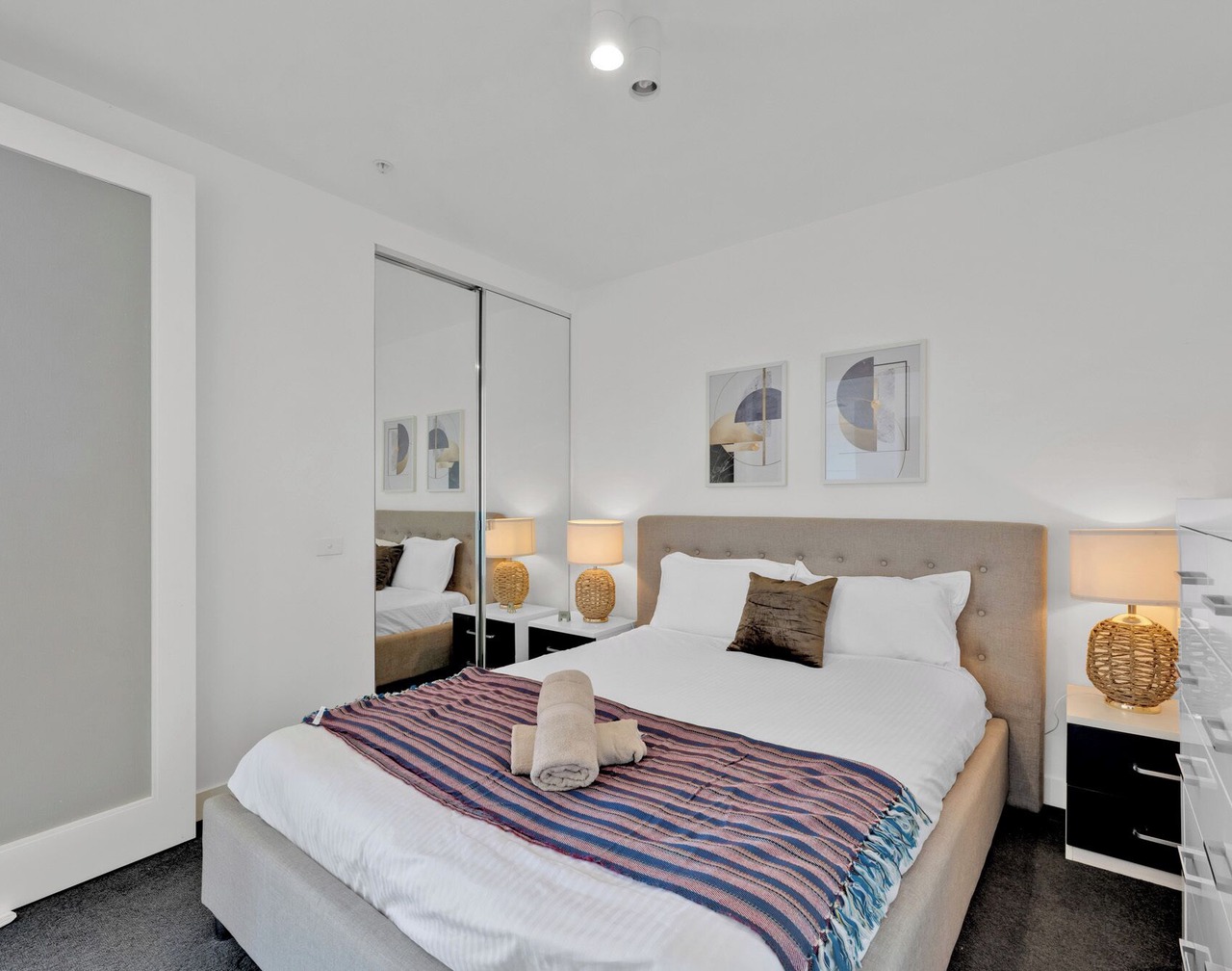 Yarra House apartment with stunning views 1