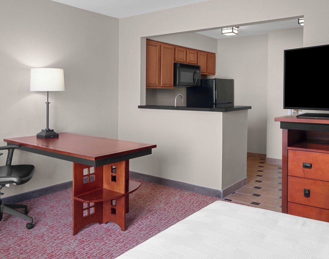 Experience Utmost Comfort! Free Airport Shuttle, Free Parking, Full Kitchen! 1