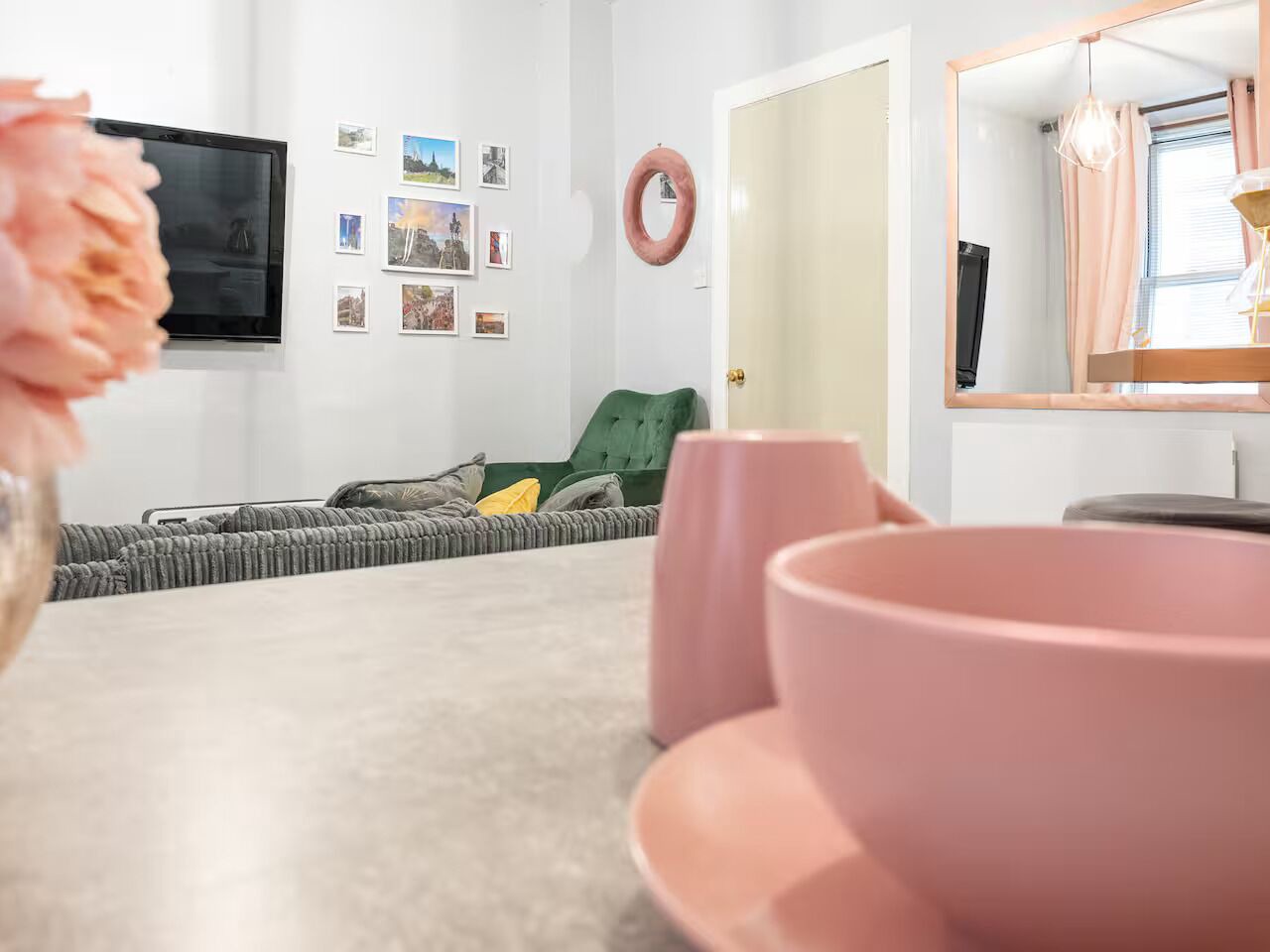 2BR Central Edinburgh Apartment - Pass the Keys 1
