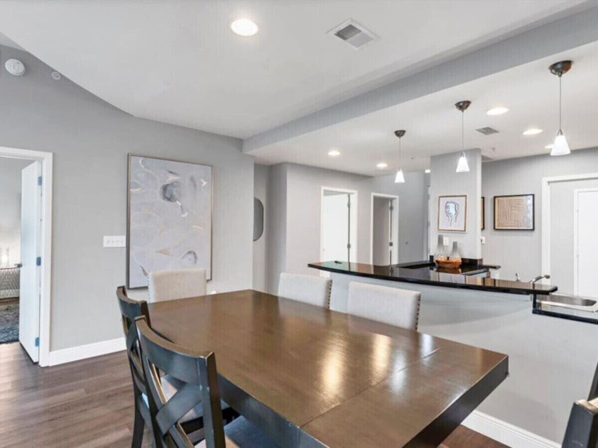 Luxury 1260sq ft 2 Bd/2BTH in DT 1