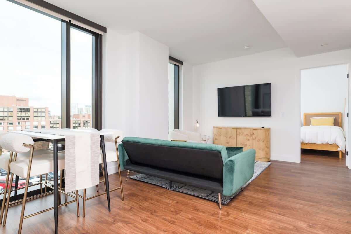Back-Bay 2BR Condo w Roof top, Gym, Parking 1