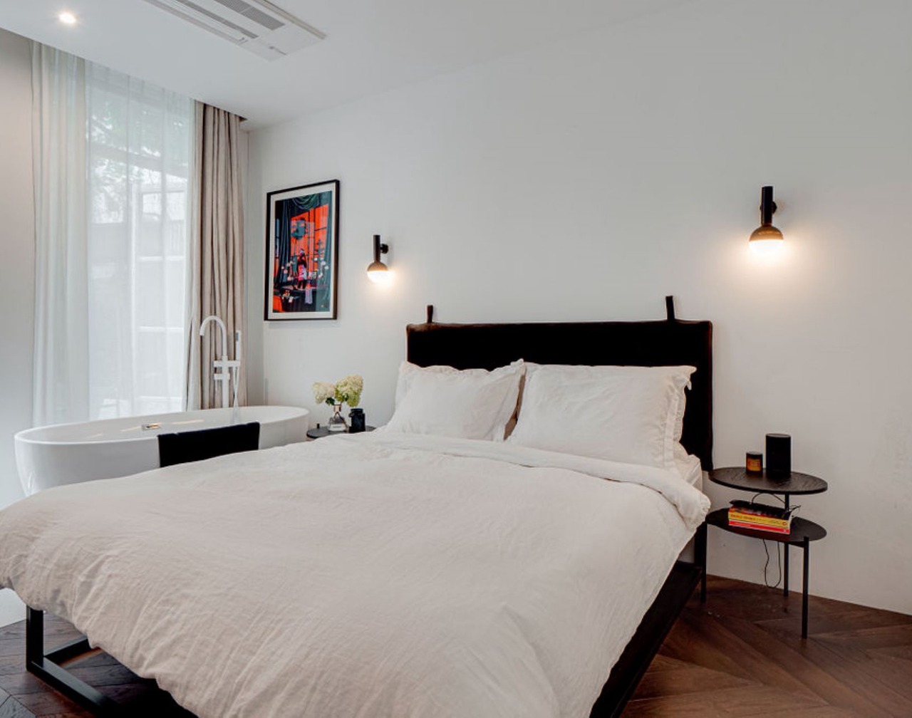 Stylish 3-room apartment with AC, situated in the vibrant De Pijp district. 1
