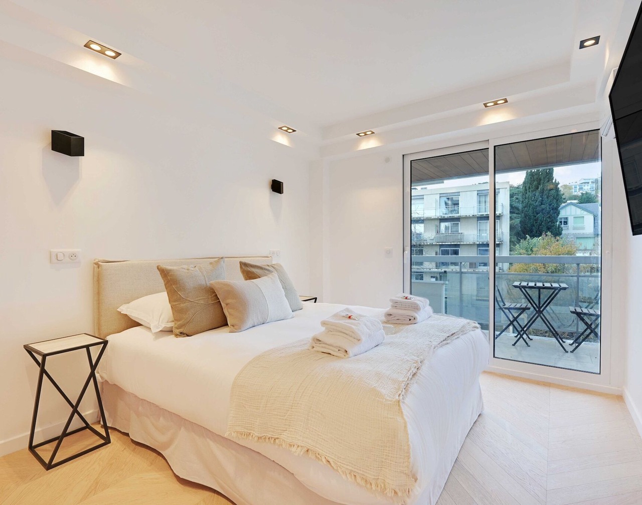 Charming Apt with AC & balcony 1