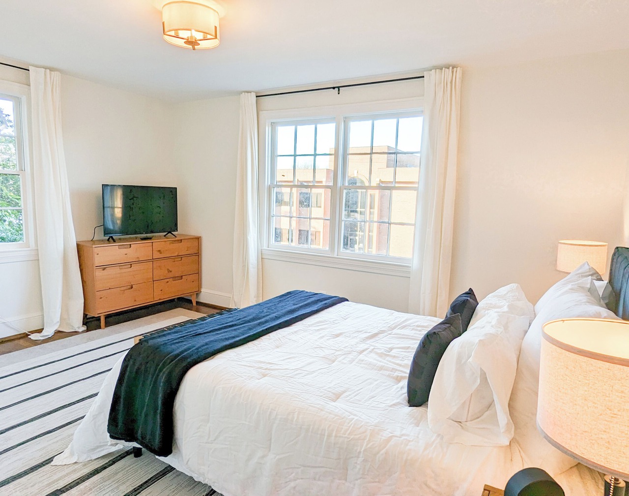 1 bedroom apt, Steps from Swamp Rabbit Trail, 15 minute walk to Main st. 1