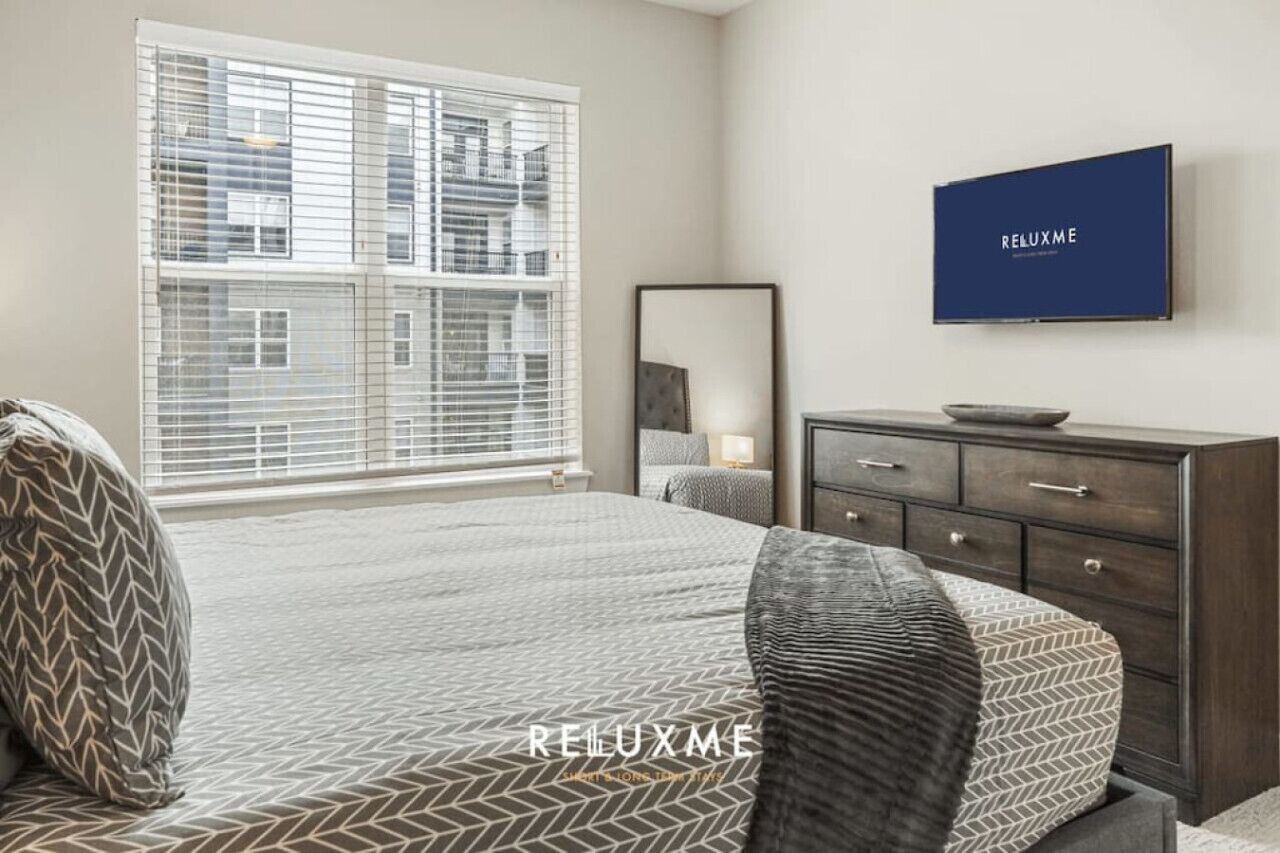 Reluxme | City Center 2BR Highrise w/King Beds 1