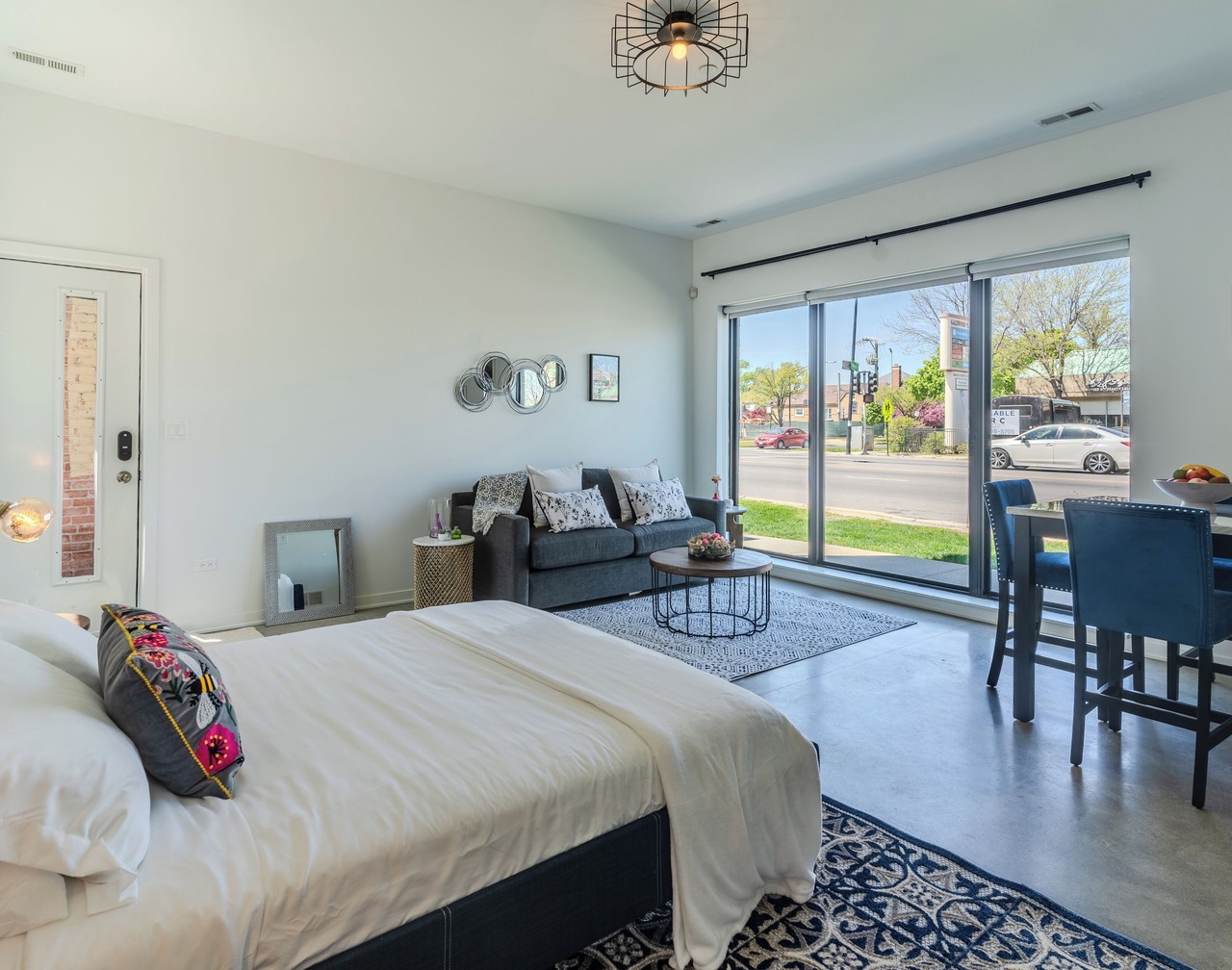 Modern Deluxe Studio Suite in lovely Oak Park! 1