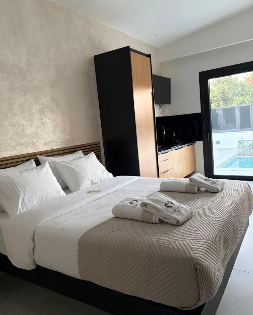 Black Diamond Airport Luxury Pool Suites 1