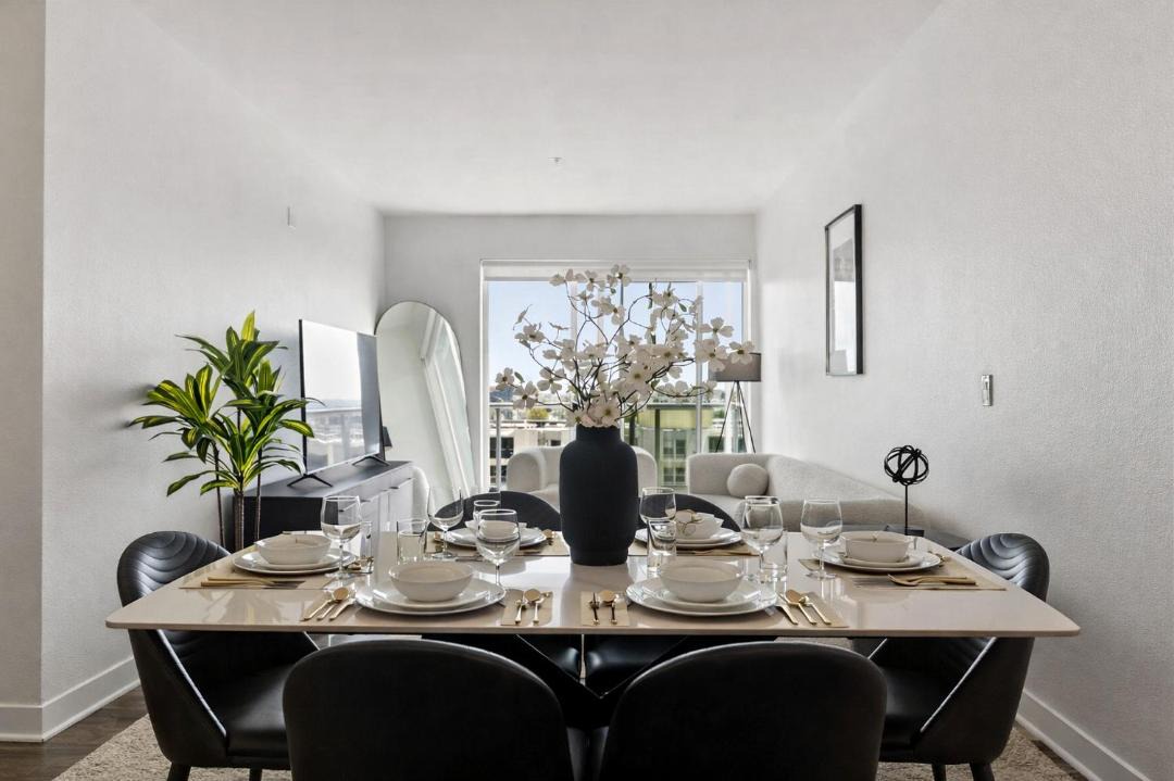 Luxury Hollywood Condo Skyline View Pool ,Jacuzzi , Gym& Parking 1