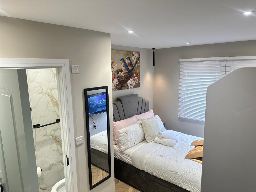 Modern Serene Apartments Near O2 & Central London with Free On-Site Parking and Baby Cot 1