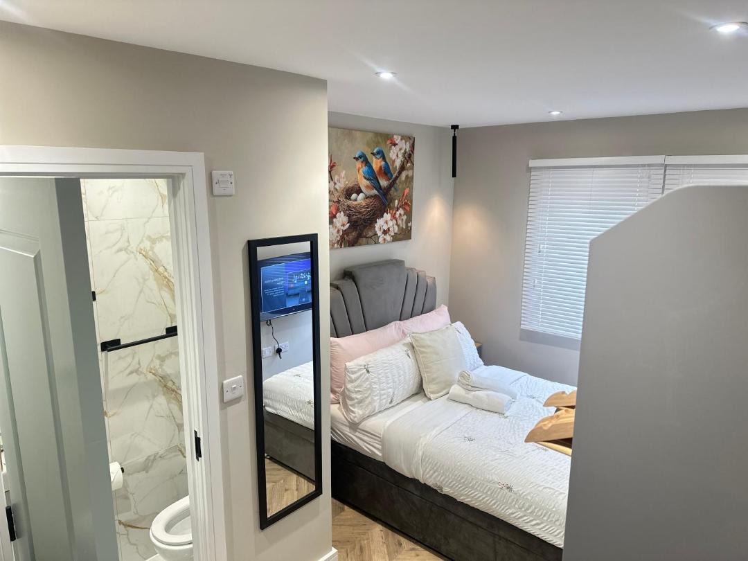 Modern Serene Apartments Near O2 & Central London with Free On-Site Parking and Baby Cot 1