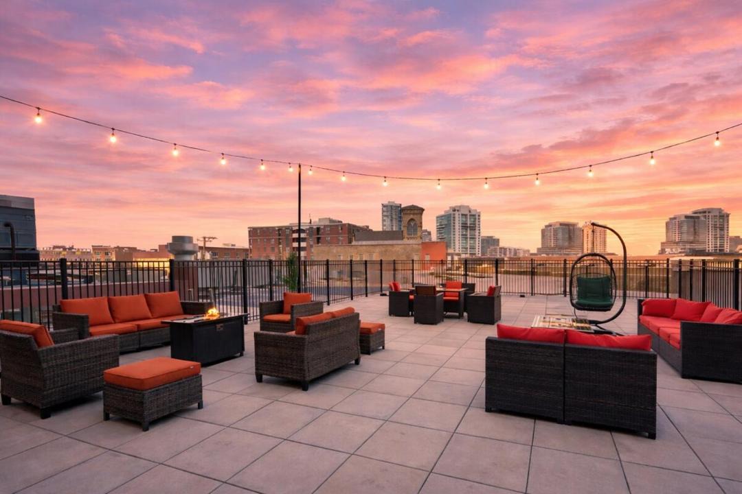 Cozy 3BR City Living in South Loop Near McCormick Place, Soldier Field & Lakefront 1