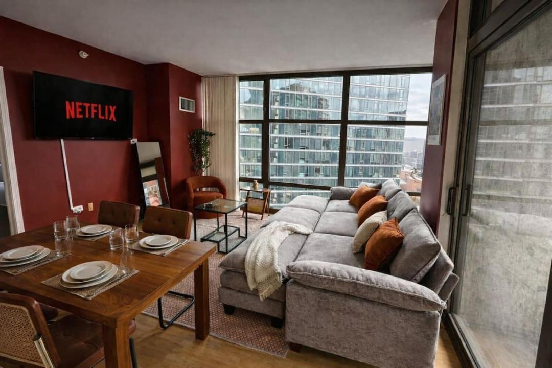 Grant Park 2BR Condo with Balcony Skyline View & Gym in Chicago Downtown 1
