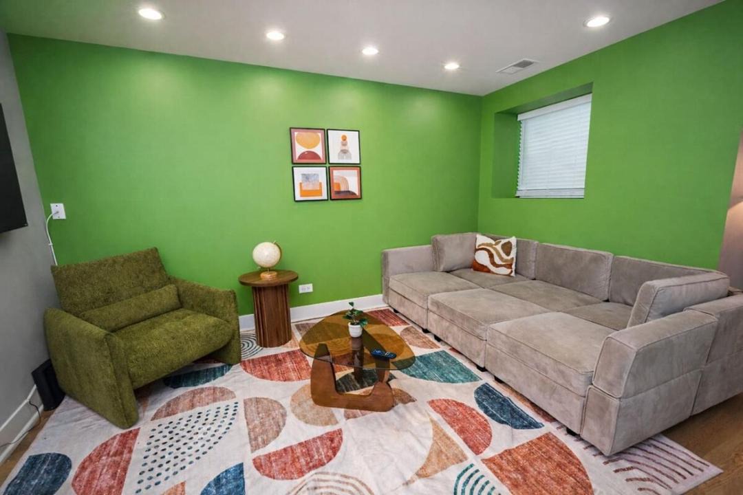Cozy 3BR Chicago Garden Apartment Near Loyola & Downtown 1