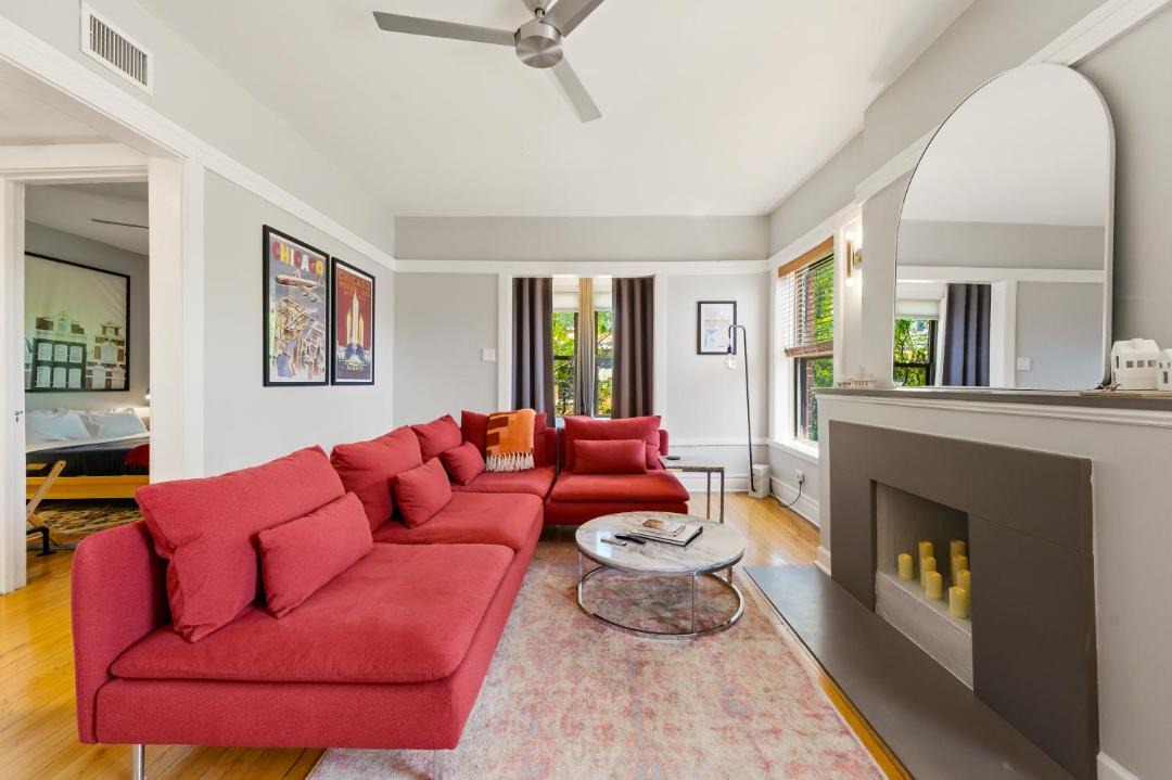 Steps to the Lakefront! This Uptown Beauty is Everything You Need for a Perfect Chicago Getaway condo 1