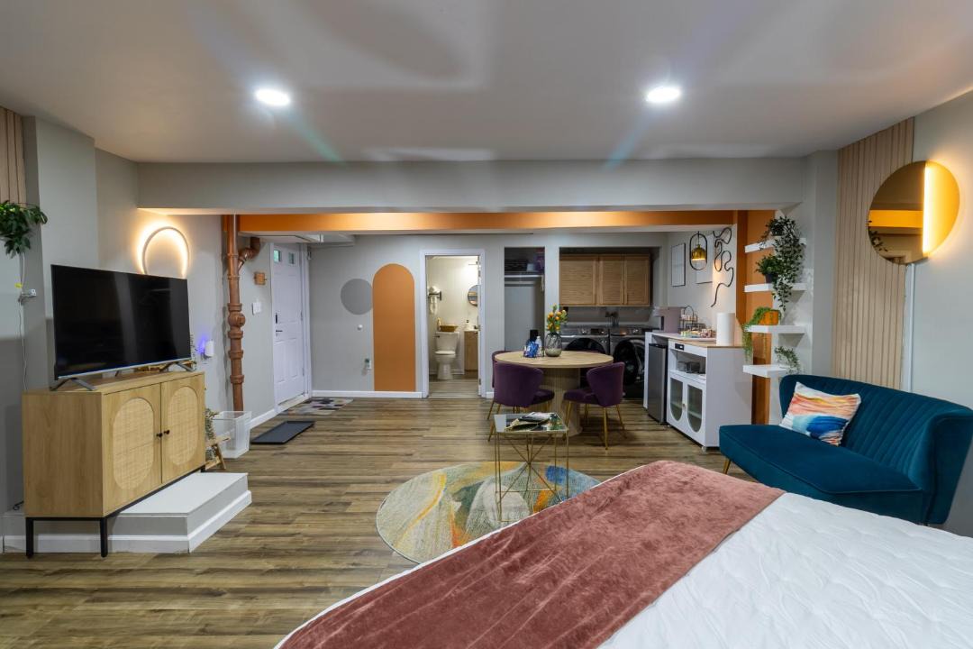 VIBES! Free Parking, Piano, King Bed 1