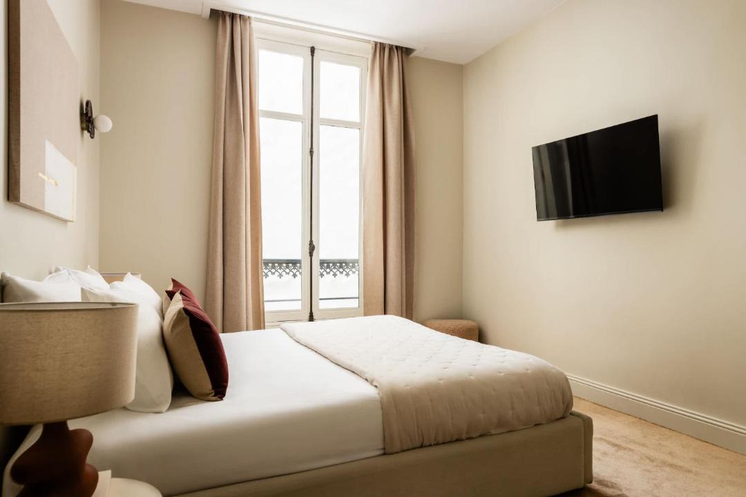 Arc de Triomphe Luxury 3 Bed 3,5 Bath 1