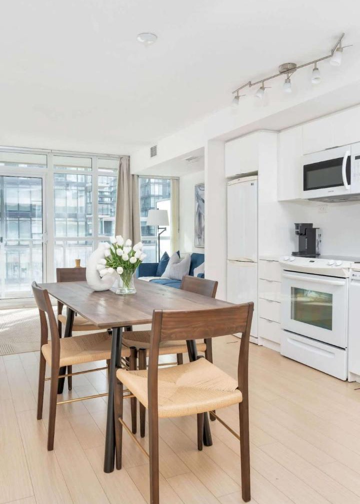 Downtown condo Steps to Entertainment District 1