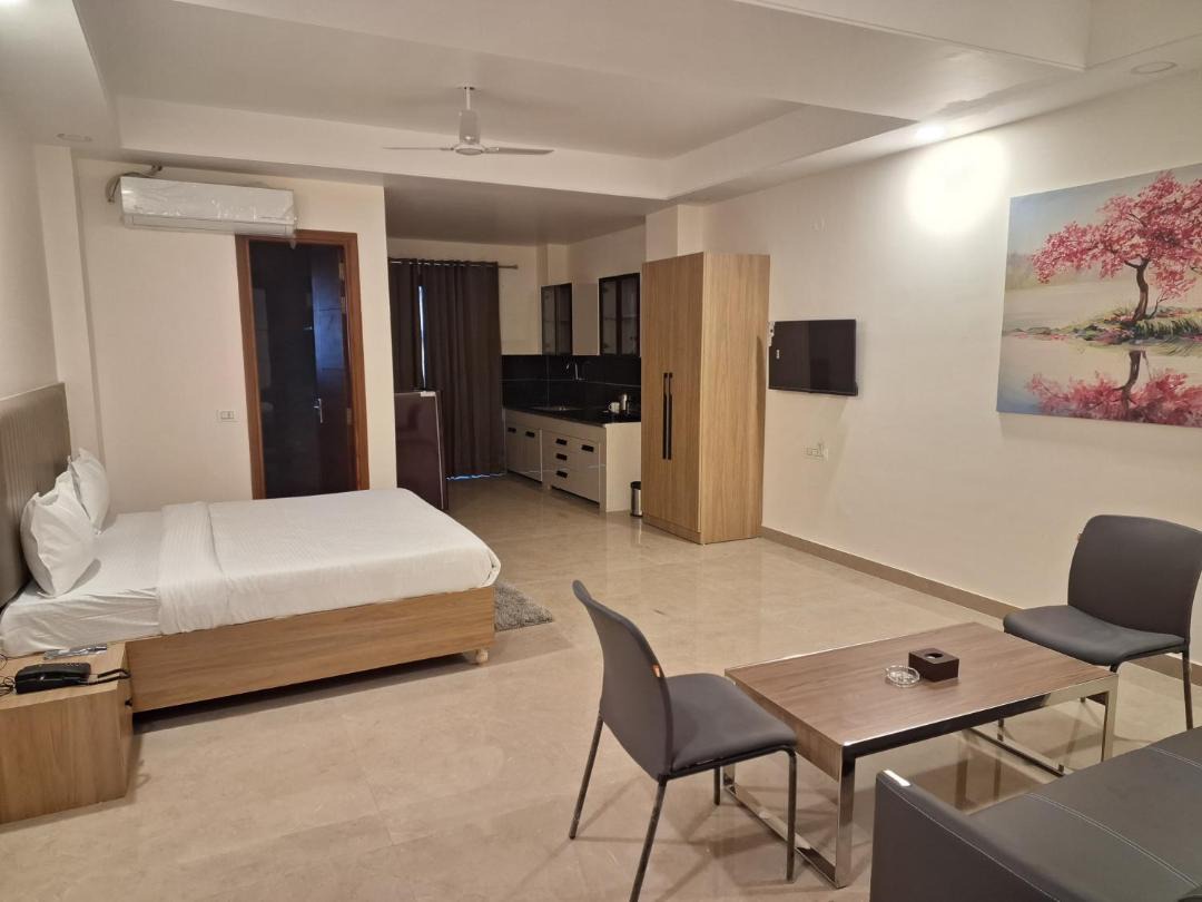 Star Suites Best Hotel near Medanta Hospital or near me 1