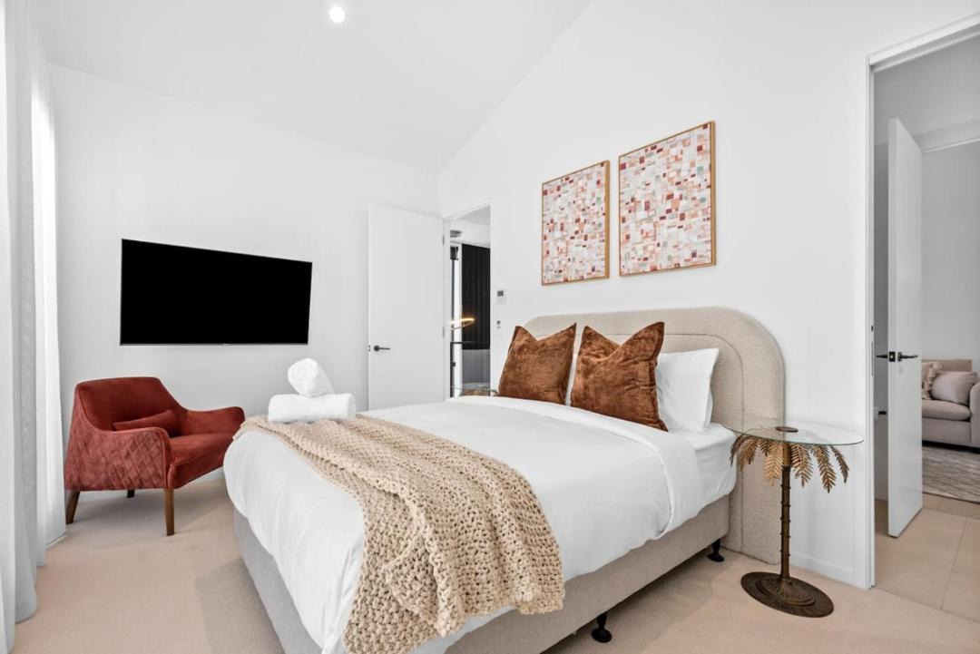 Beach Luxury On The Park - Brand New 2 bedroom 3 Bathroom Carport Shops 100m Beach 500m Aircon Heating Gas fireplace WIFI 1