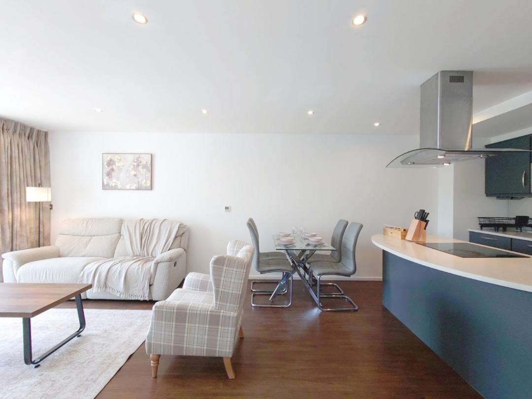 Fully Serviced Two-Bed Apartment near London Excel 1