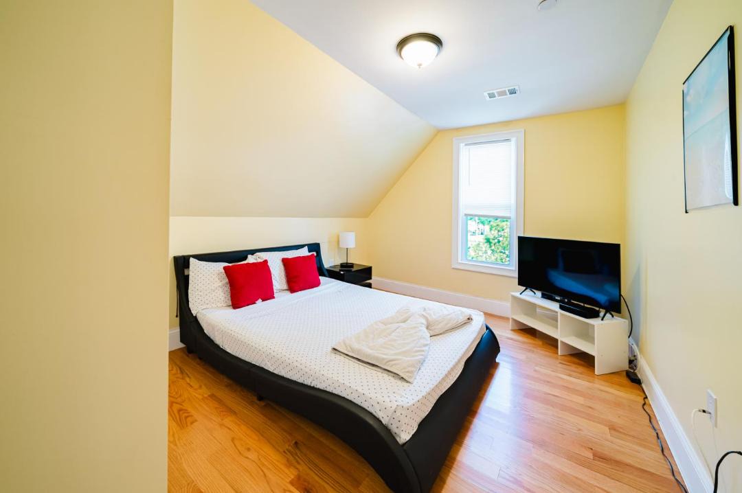Family-Friendly 4BR Boston Stay Near Franklin Park, Free Parking, Near MTBA 233-3 1