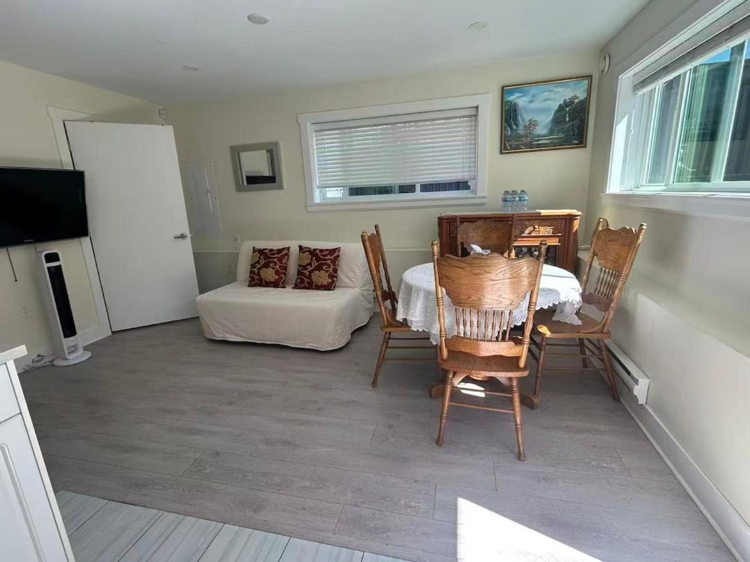 Private 3BR 2BA Laneway Home and Parking 1