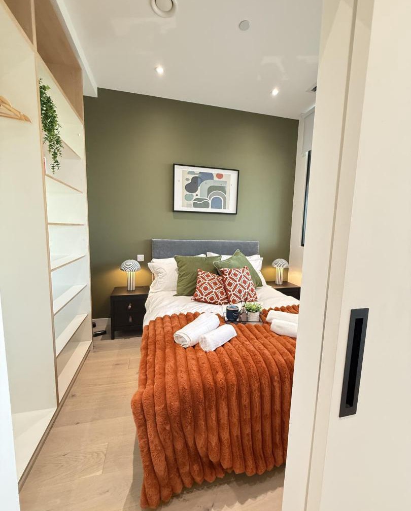 Luxury Flat Sleeps 4 Parking Gym Workspace 1