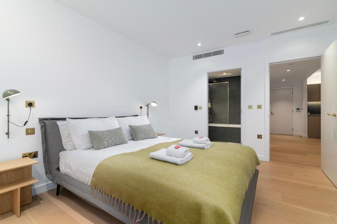 City view 3 bed hotel style apartment, Kings Cross 1