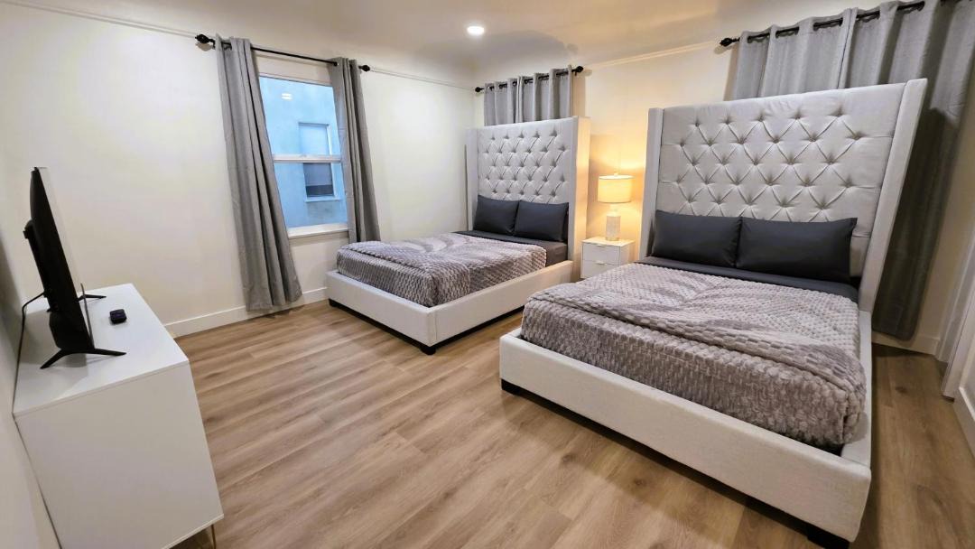 Renovated Three Bedroom Near Cedars Sinai and Beverly Hills With Parking 1