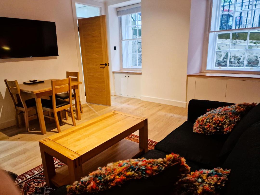 Centre of Edinburgh's Historic Old Town - Blair Street - Sleeps 4 1