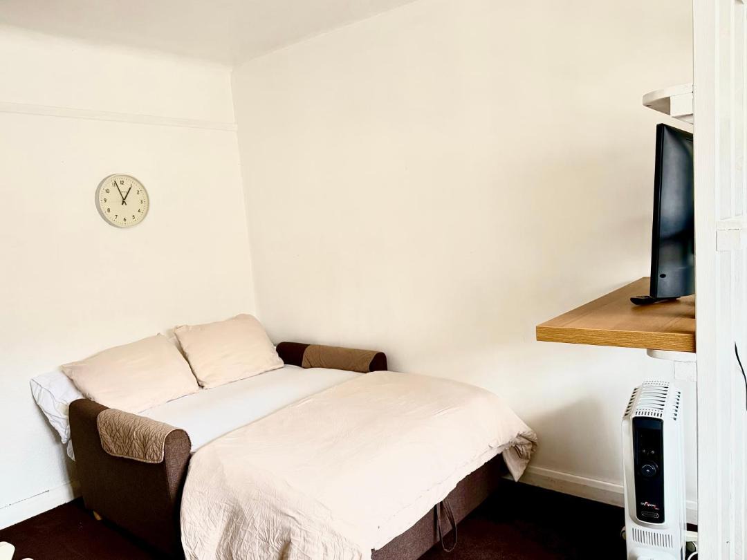One-Bedroom flat in Cheam Village 1