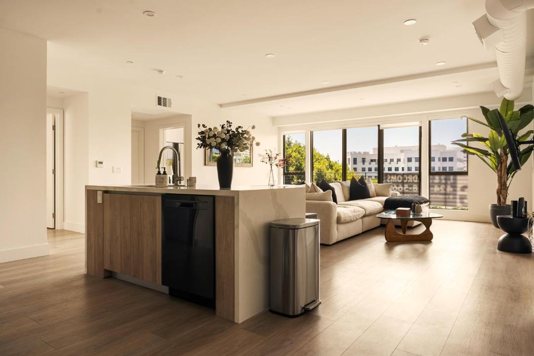 The Velvet Coast - Grand 3BR Artistic Haven 1