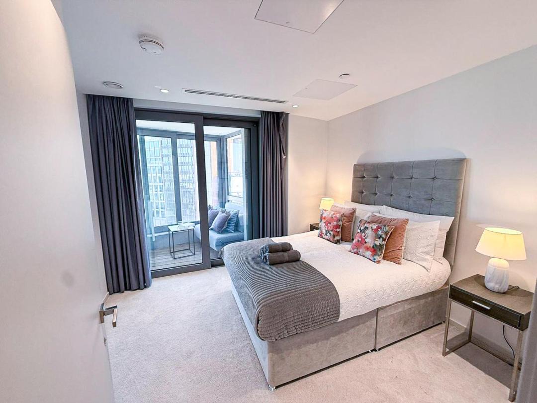 3BDR Kings Cross Apt with 2 Balconies, Workspace, Wi-Fi near St Pancras & Camden by Staylio London 1