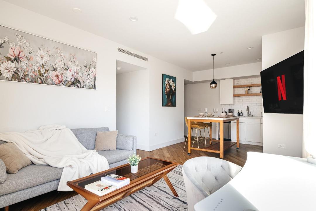 Lux Hotel style 2 bedroom apartment gym parking rooftop 1