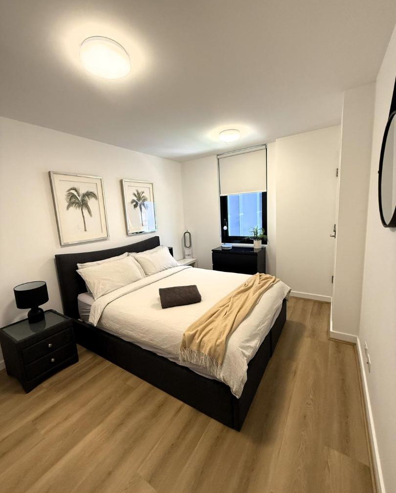 Stylish Condo Apartment with Stunning Rooftop Views & Pool, Gym and Hot Tubs by Peppy Beach Retreats 1
