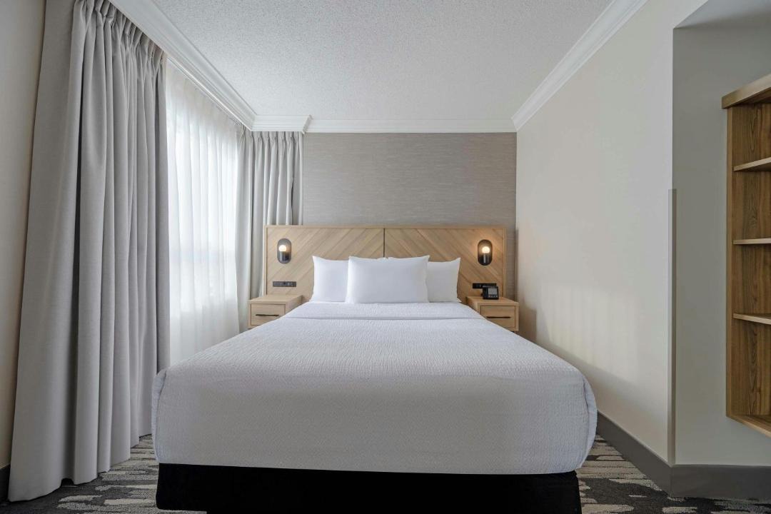 Sandman Signature Mississauga Hotel 1